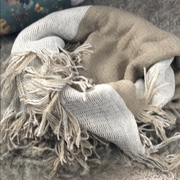 Reversible Tan & Cream Scarf - Picture 3 of 3